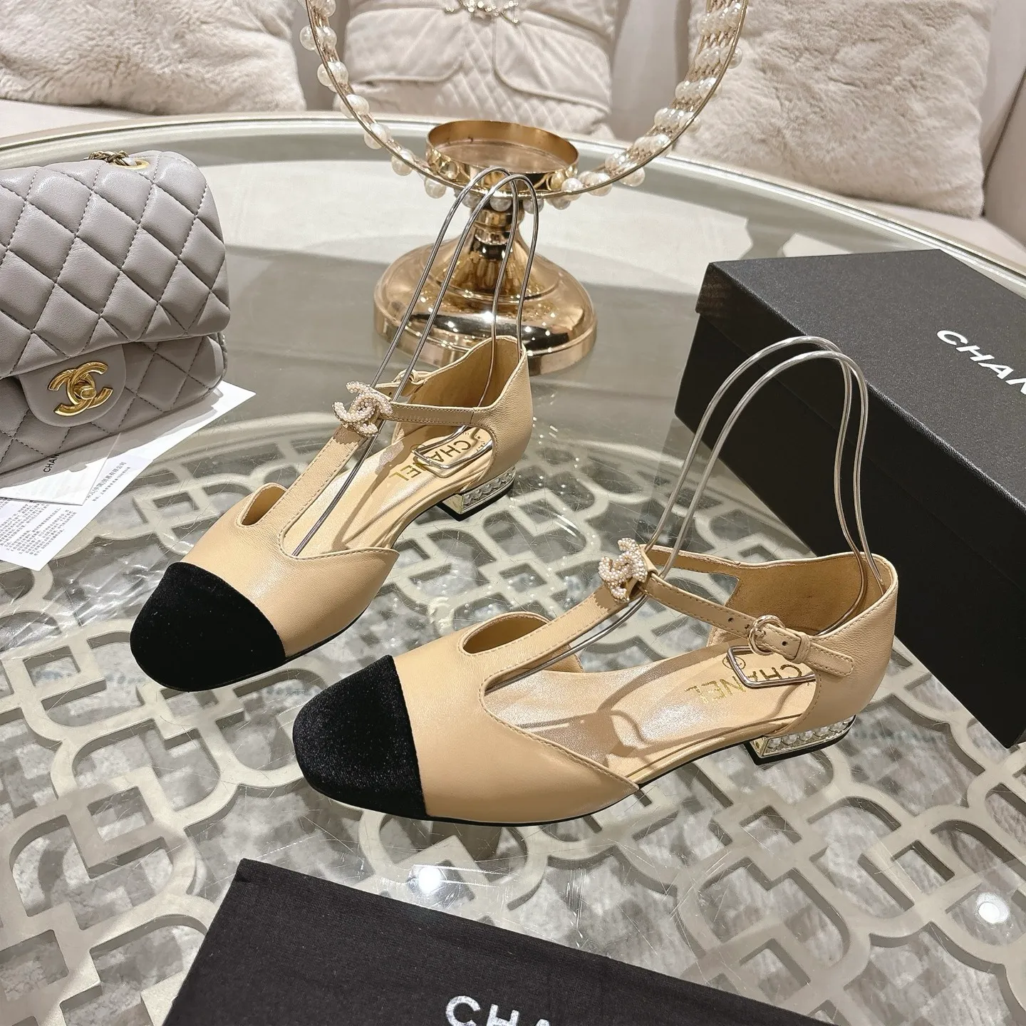 👟👟Ex-factory price 560👟👟 25ss early autumn new Xiaoxiang Chanel pearl double C buckle T-strap Mary Jane shoes pearl heel buckle shoes doll shoe design is so cute 💥The daughter of a rich family has the sense of sight, retro sweetness and age reduction! Mary Jane's unique noble texture allows you to practice various combinations of beauty. Beauty and comfort coexist. Who can not be tempted? The high-end simple style will never go out of style when worn again and again. It vividly interprets the charm of the exclusive fragrance. More possibilities for shaping. Original molded hardware buckle. Upper: lambskin. Lining: sheepskin. Outsole: genuine leather outsole imported from Italy. Size: 35-39 (40.41 custom-made, non-refundable).